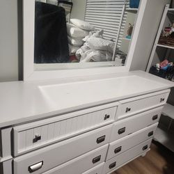 Dresser With Mirror 