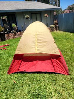 NICE Dome Tent 6' X 6' x 40"H, sleeps 2-3, EXCELLENT  CONDITION