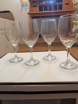 Set of 12 wine glasses, case included