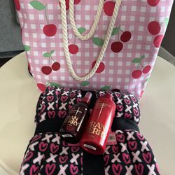 NEW VICTORIAS SECRET PINK CRANBERRY SPRAY AND LOTION SET WITH BLANKET AND TOTE $25 For All! MOTHERS DAY GIFT!