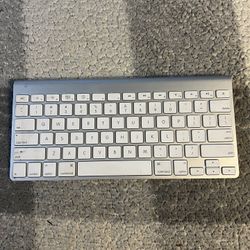 Apple keyboard model a 1314 excellent condition