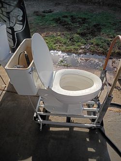 White Toilet American Standard Plebe