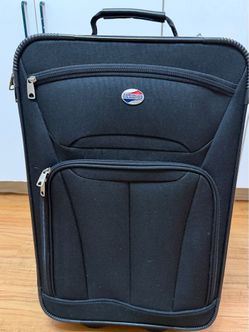 Like New Carry On Suitcase w/ Wheels
