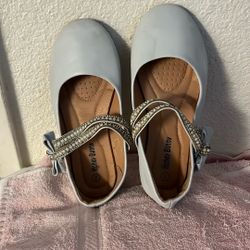 Girl's shoes. Size 2