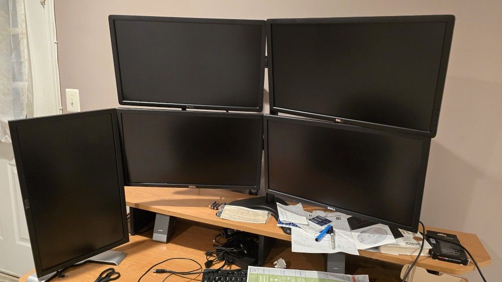 5 23inch Dell Monitors All Working With Stands