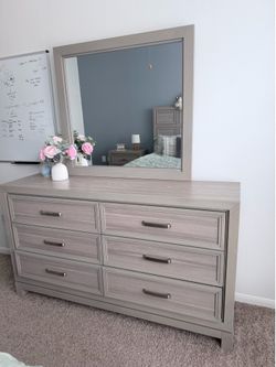 Queen Bedroom Set – Rooms To Go – Dresser, Mirror, 2 Nightstands + Box Spring Included