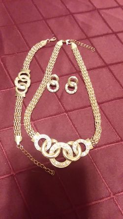 Make OFFER-Beautiful Gold Colored Jewelry Set