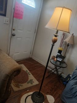 Lampara De Piso Funcionando   $10