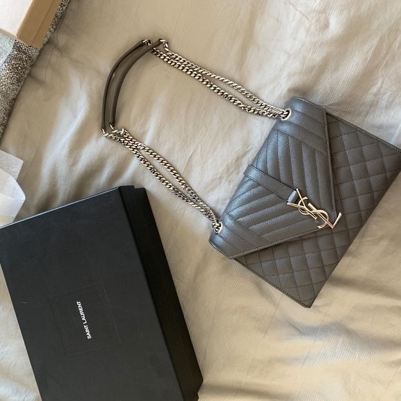 Envelopr Medium MATELASSÉ GRAIN DE POUDRE EMBO