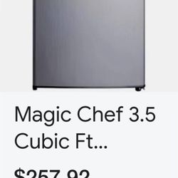 LIKE NEW Magic Chef 18.5 inch Width 3.5 Cu. ft. Compact Refrigerator with  Singl