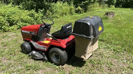 Honda HT3813 Tractor With Bagging Attachment