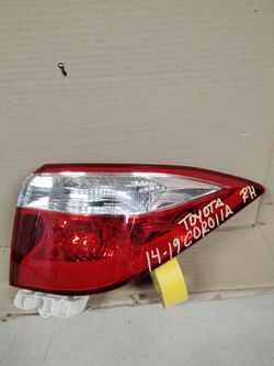 2014-2019 TOYOTA COROLLA RIGHT LED TAIL LIGHT OEM