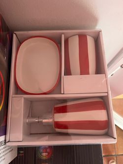 Set of bathroom accessories