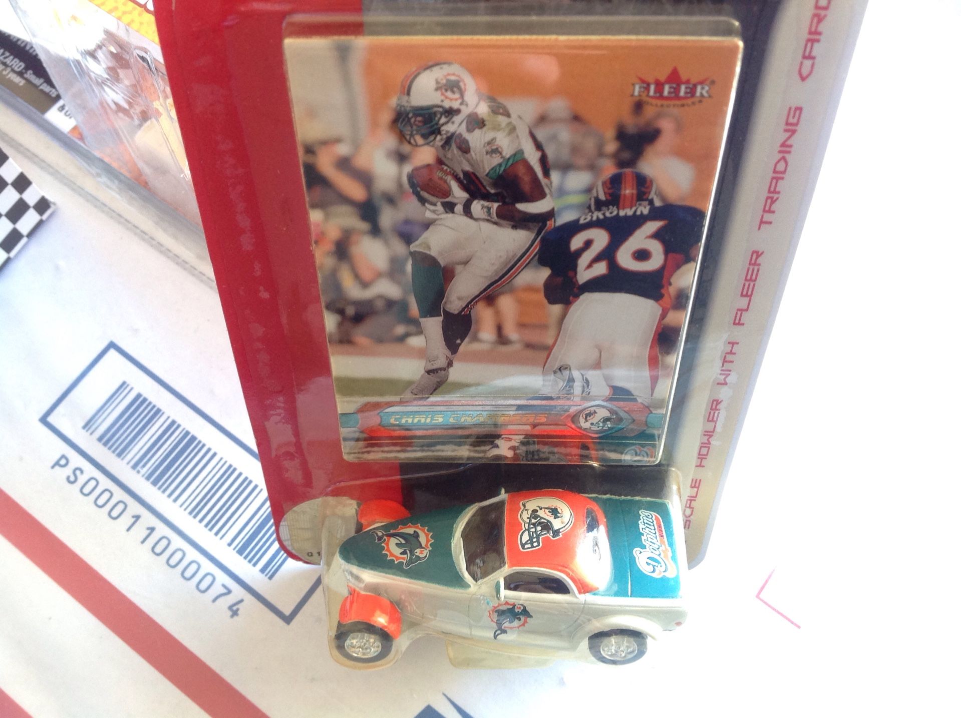 FLEER MAIMI DOLPHINS CHRIS CHAMBERS DIE CAST 1:55 Scale CAR and TRADING CARD. NEW SEALED
