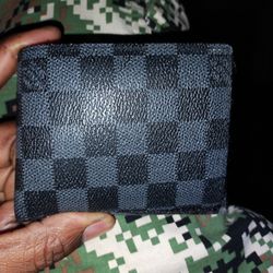 Louis Vuitton Men's Wallet 