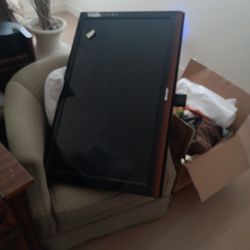 Sharp AQUOS E67 Seris TV (Nearly Mint, With Stand And Remote)