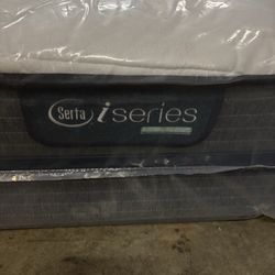 New King Serta iseries Hybrid Medium Mattress