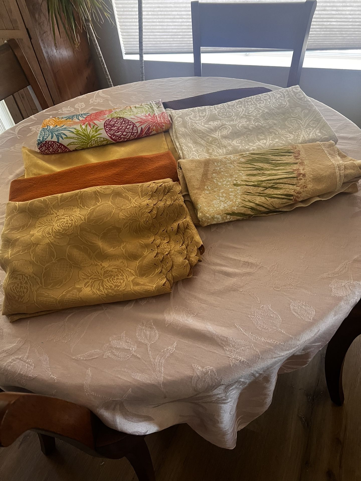 Table Cloths Round 7 Of Them 5.00 Takes All