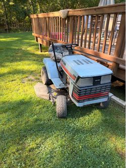 Riding lawnmower