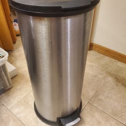 Mainstays 7.9 Gallon Trash Can. Plastic Round Step Kitchen Trash Can,  Silver 