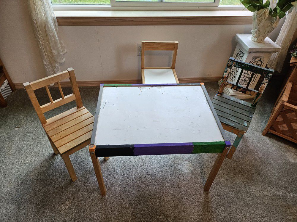 Toddler/Kids Table + 3 Chairs 