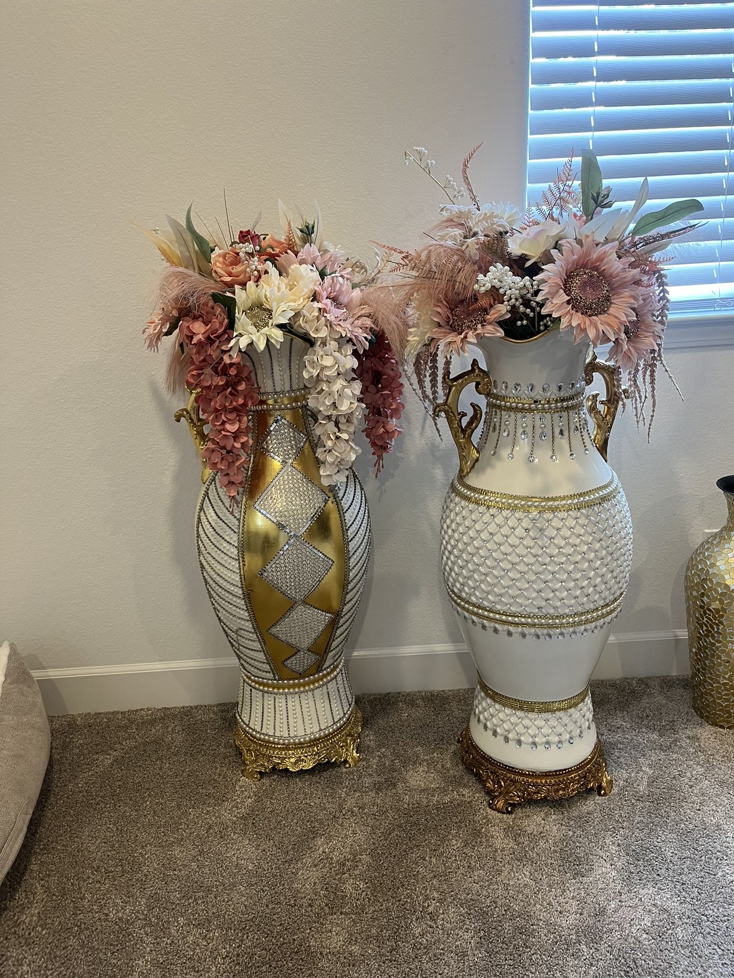 Elegant Decorative Vases With Flowers