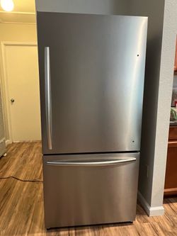 Mora 22.3 cu ft Bottom Freezer Refrigerator w/ Ice Maker – 1 Year Old