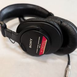 Sony MDR-V6 Studio Monitor Headphones