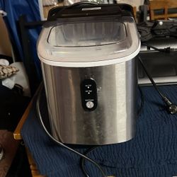Ice Machine Maker Works Great ! Good Condition $40.00 OBO