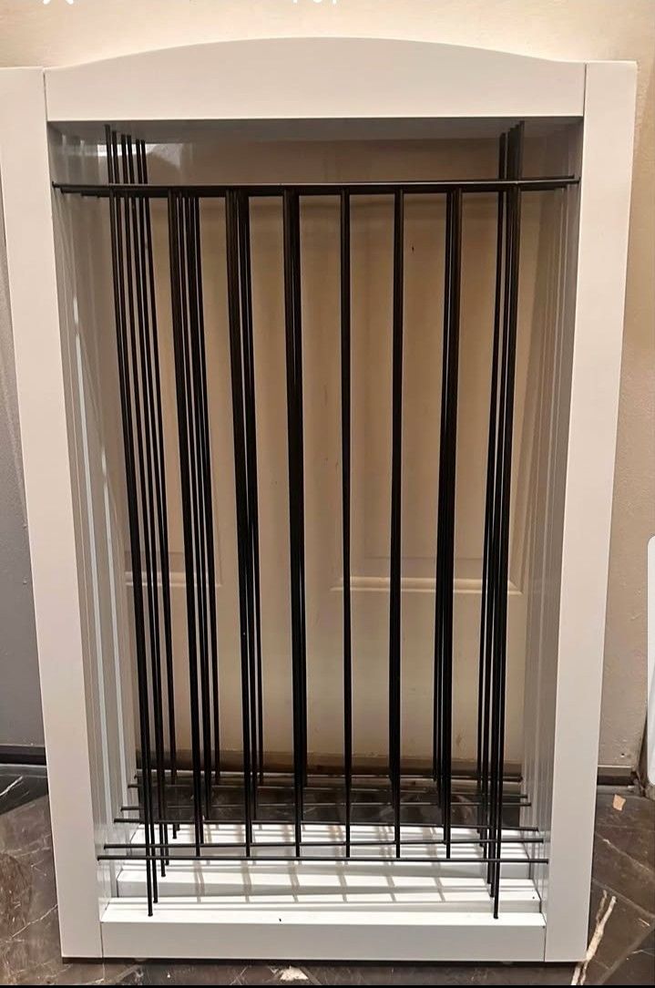 Freestanding gate, 32” tall. 6 panels..