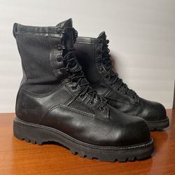 Bates combat military boots in excellent condition. Please note these boots run a half to one size too big so even though it says size 9 1/2, they are
