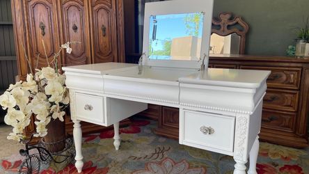 Gorgeous Jessica vanity furniture