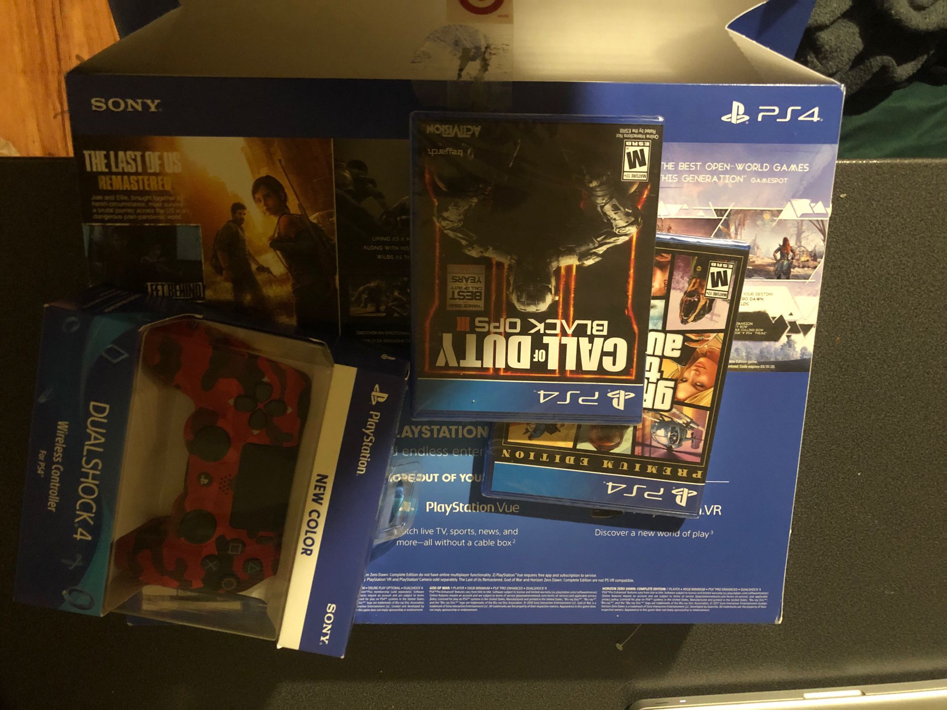 PlayStation 4, wireless controller and games