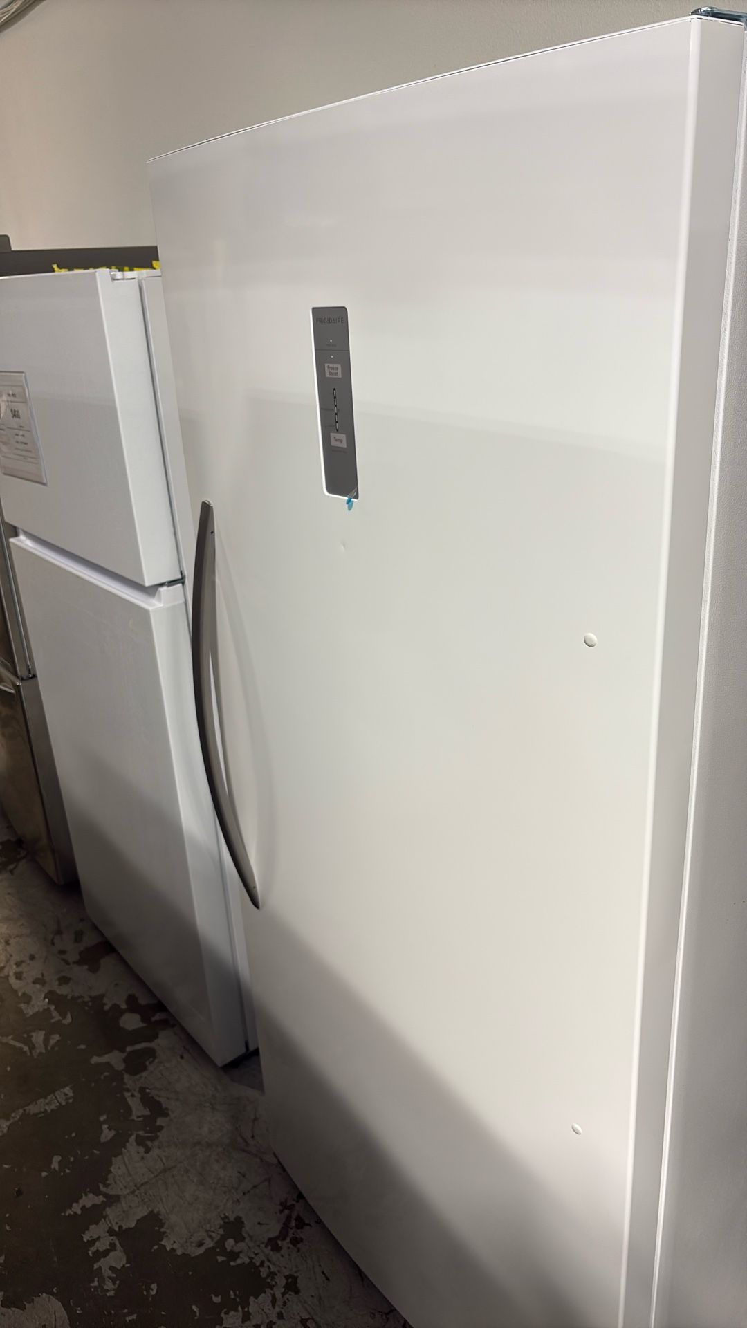 Frigidaire 33” Freezer 20 Cu Ft