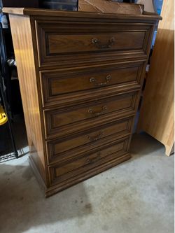 Dresser with wheels - Good condition