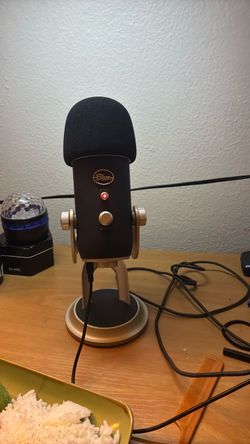 Blue Yeti USB Microphone with Foam Windscreen (only has black wire)