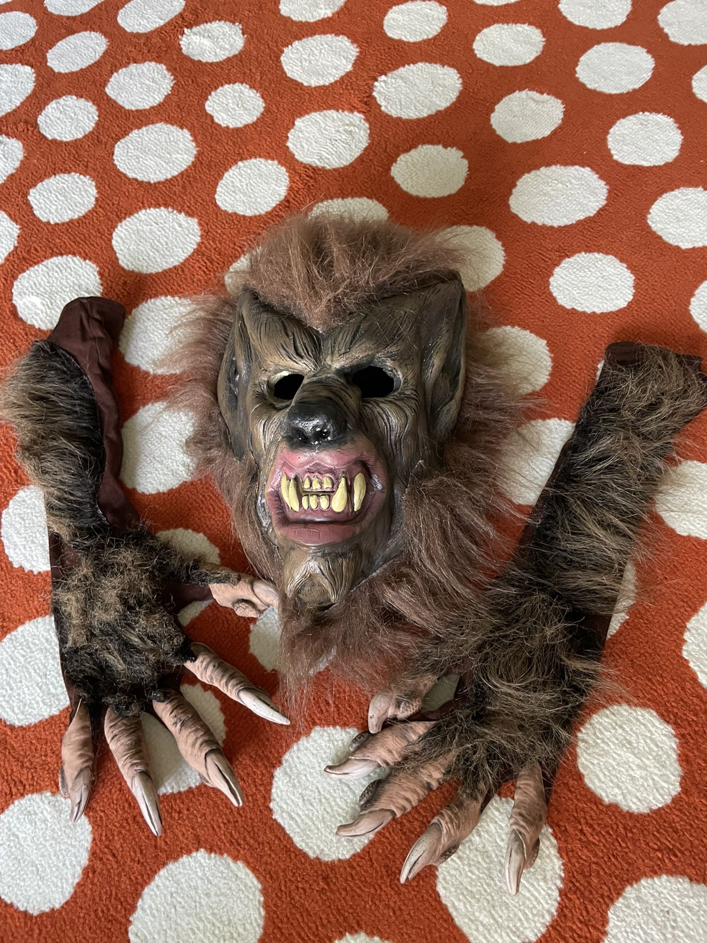 Werewolf mask + Horrifying gloves 
