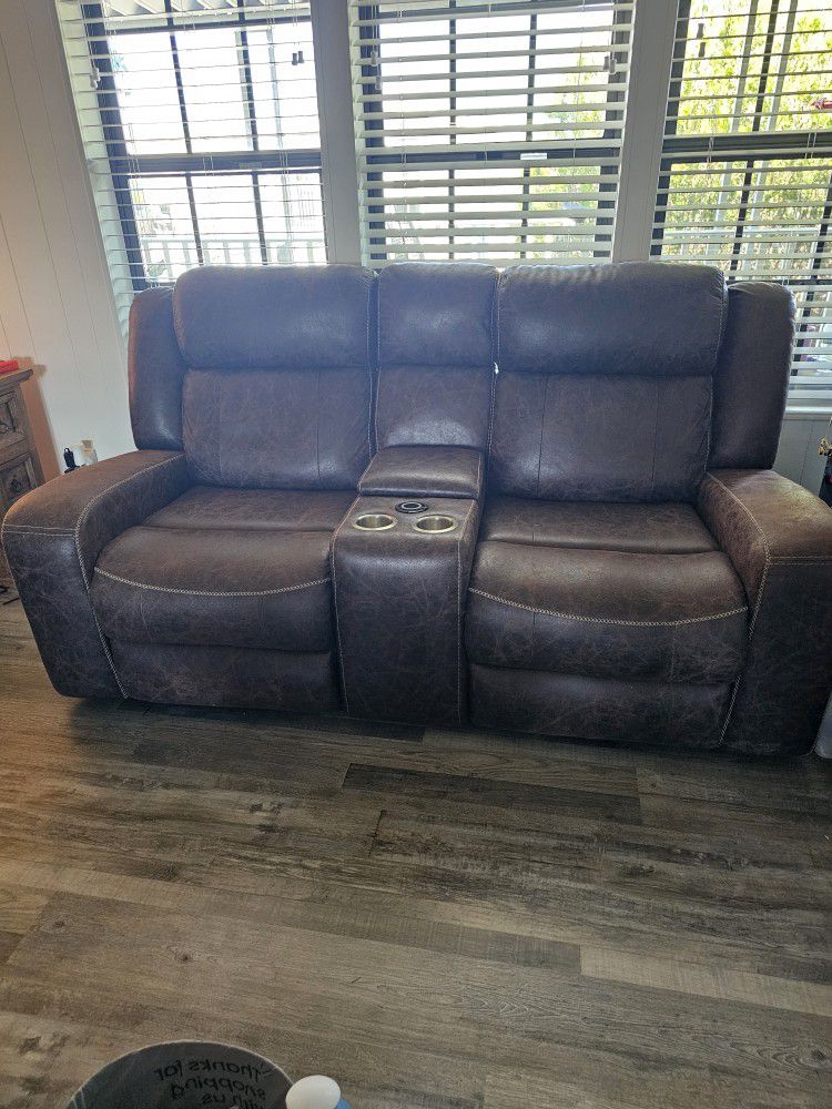 POWER DUAL RECLINER WITH PHONE CHARGER BUILT IN AND USB, ONLY 6 MONTHS OLD