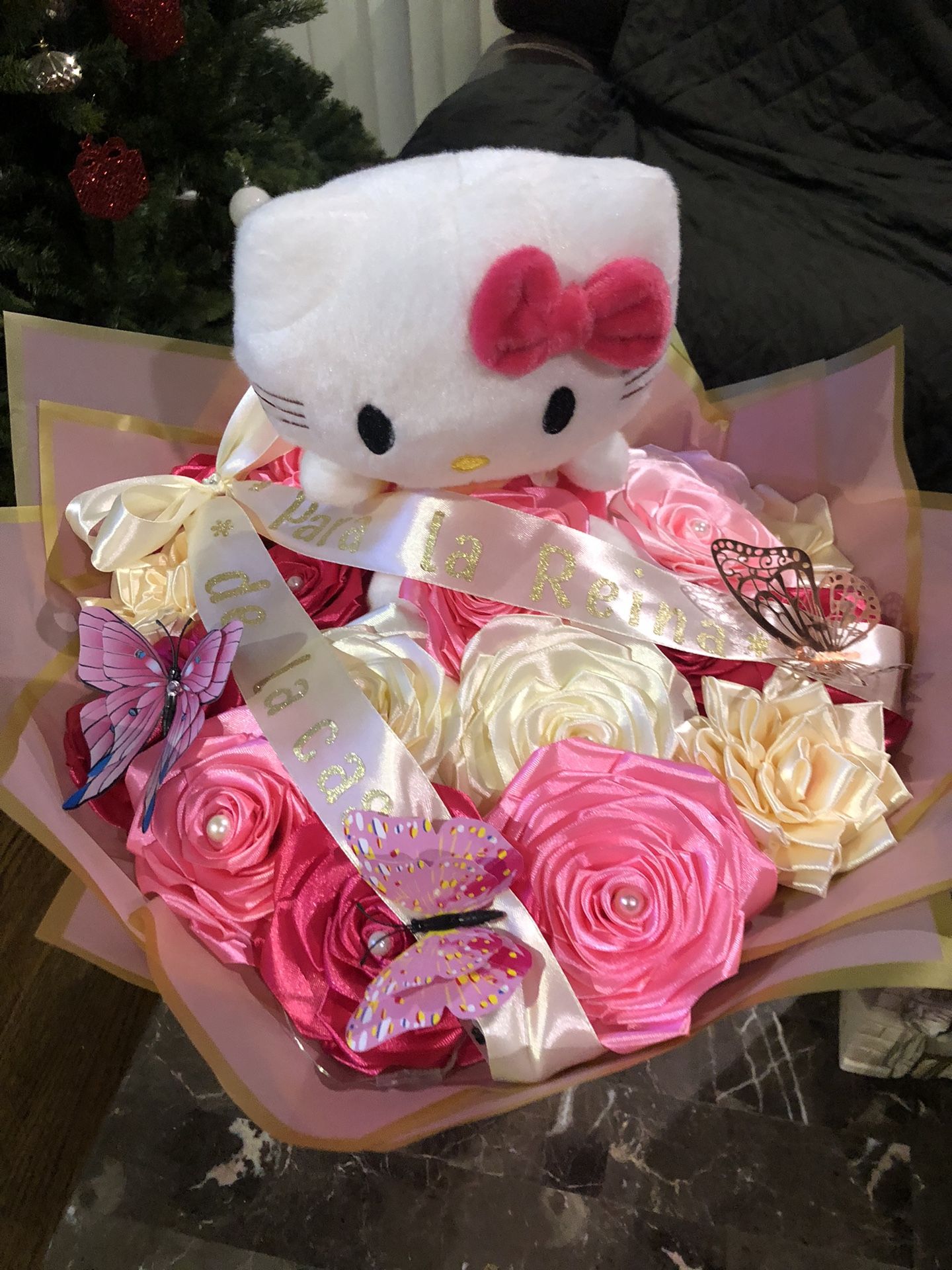 Ramo De Rosas Eternas Con Hello Kitty $55