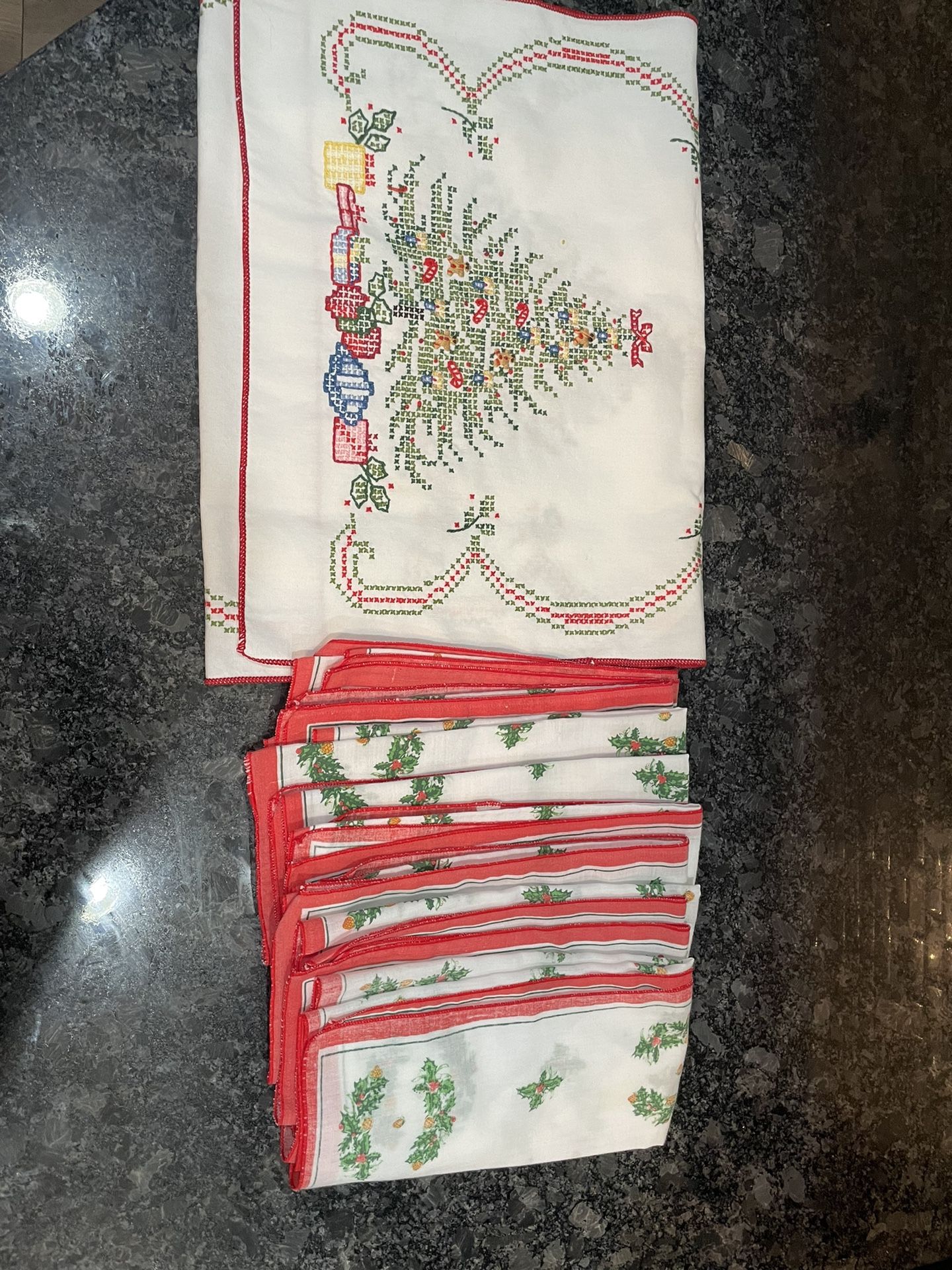 Vintage Cloth Napkins and Runner Lot of 9 Pine Cones Wreaths, Trees