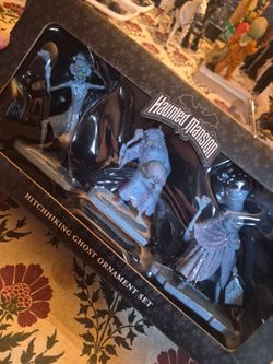 Disney's Haunted Mansion Hitchhiking Ghosts