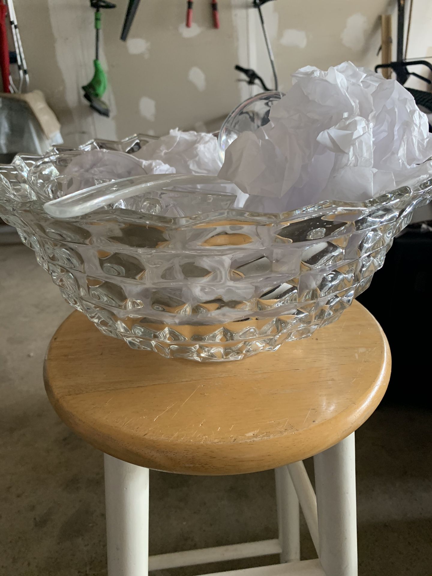 Glass bowl with tea cups