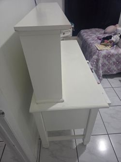 Escritorio y mesa de noche