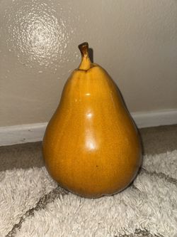 VINTAGE HANDPAINTED CERAMIC PEAR DECOR DISPLAY FRUIT