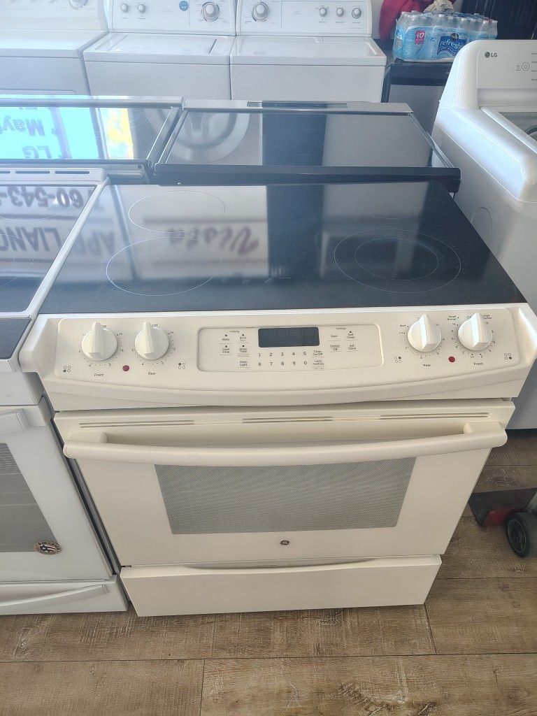GE Glass Eléctric Slide  Stove  In Excellent working Condition Like New