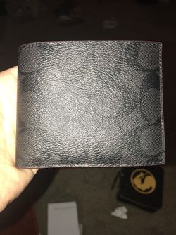 Coach New York Black Soft Leather Wallett, and KeyChain. Was aprox 215$ for just these. Will let go for 115$ Have keot it in a drawer storing cards i