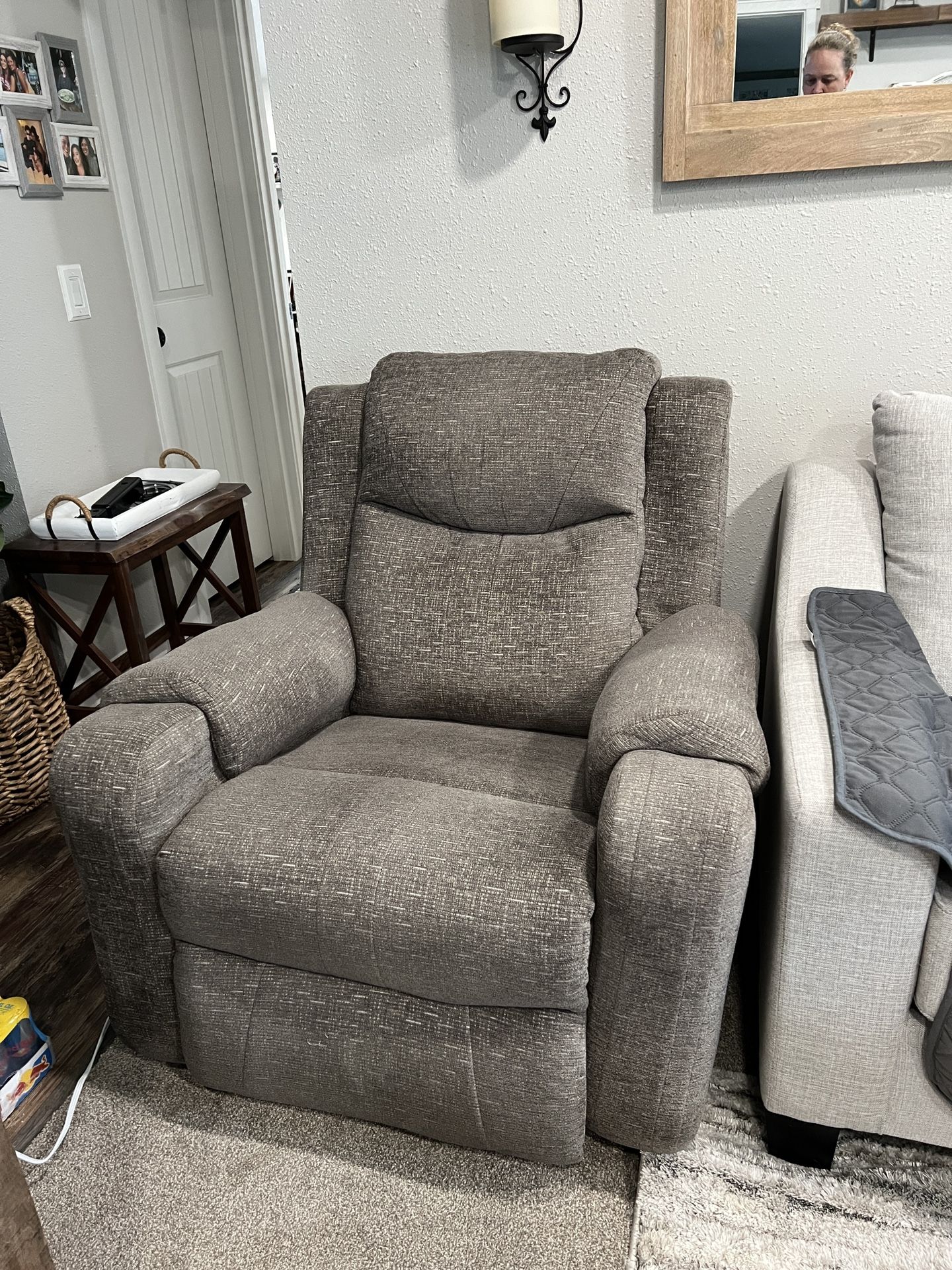 ALMOST NEW RECLINER