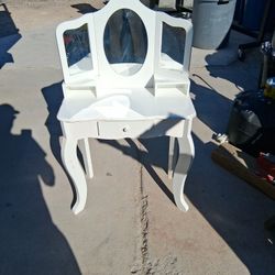 Little Girl's Beauty Desk 