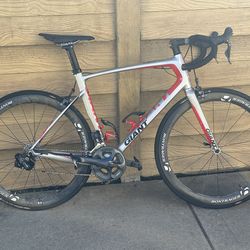 Giant Defy Advanced Full Carbon Road Bike - Di2 & Bontrager Carbon Wheels