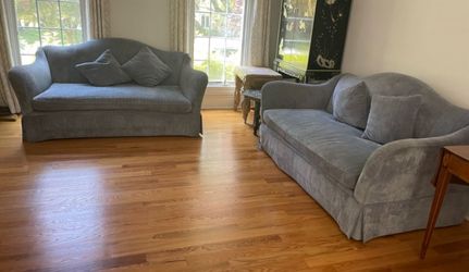 Vintage style camel back sofá and loveseat